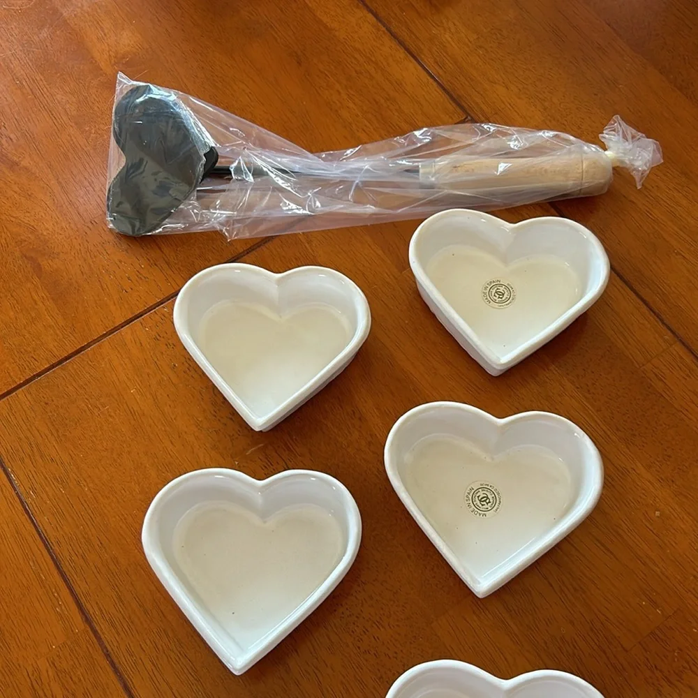 Williams Sonoma set of 6 Creme Brûlée ceramic hearts and heart shaped iron
